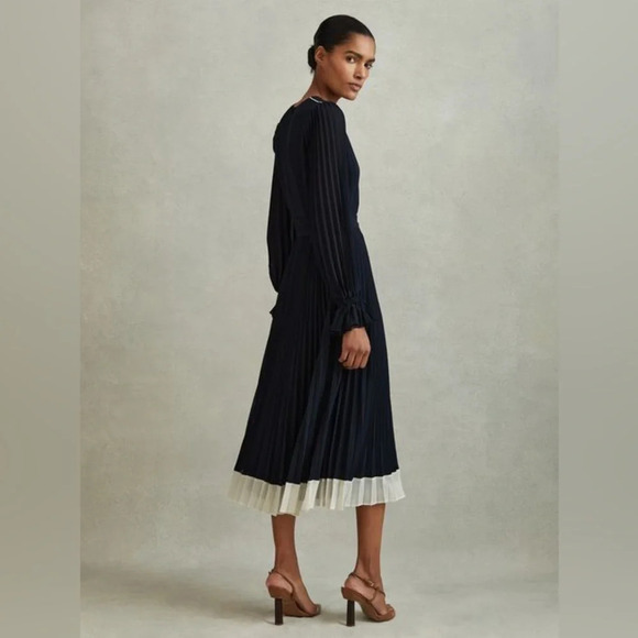 NEW Reiss Priya  Pleated Belted Midi Dress in Navy Cream | size UK 6 / US 2 / XS - Picture 4 of 9